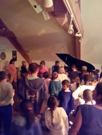 Karl au piano avec les enfants école Beausoleil