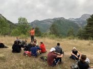 présentation d'une séance de méditation en pleine nature par le directeur de la Fontaine de l'ours centre musical