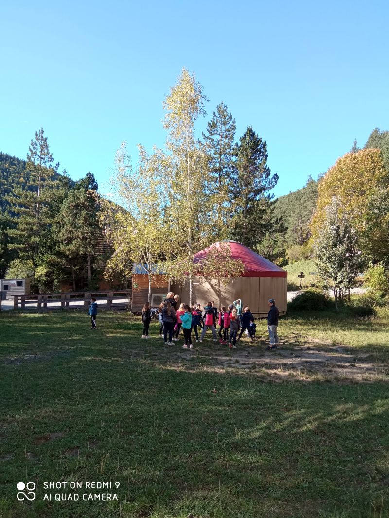 un groupe de la classe d'Emmanuelle de l'école de l'Escale en plein jeu devant la yourte sensorielle