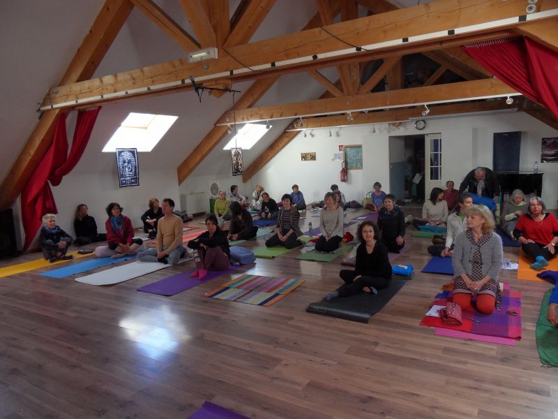 groupe-yoga-dans-salle-de-pratique-corporelle-musique