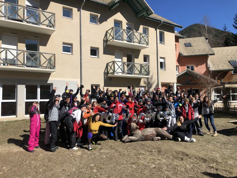 Groupe d'ados devant la Fontaine de l'ours avant de partir au ski