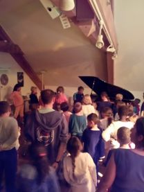 Karl au piano en soirée Karl au piano avec les enfants école Beausoleil
