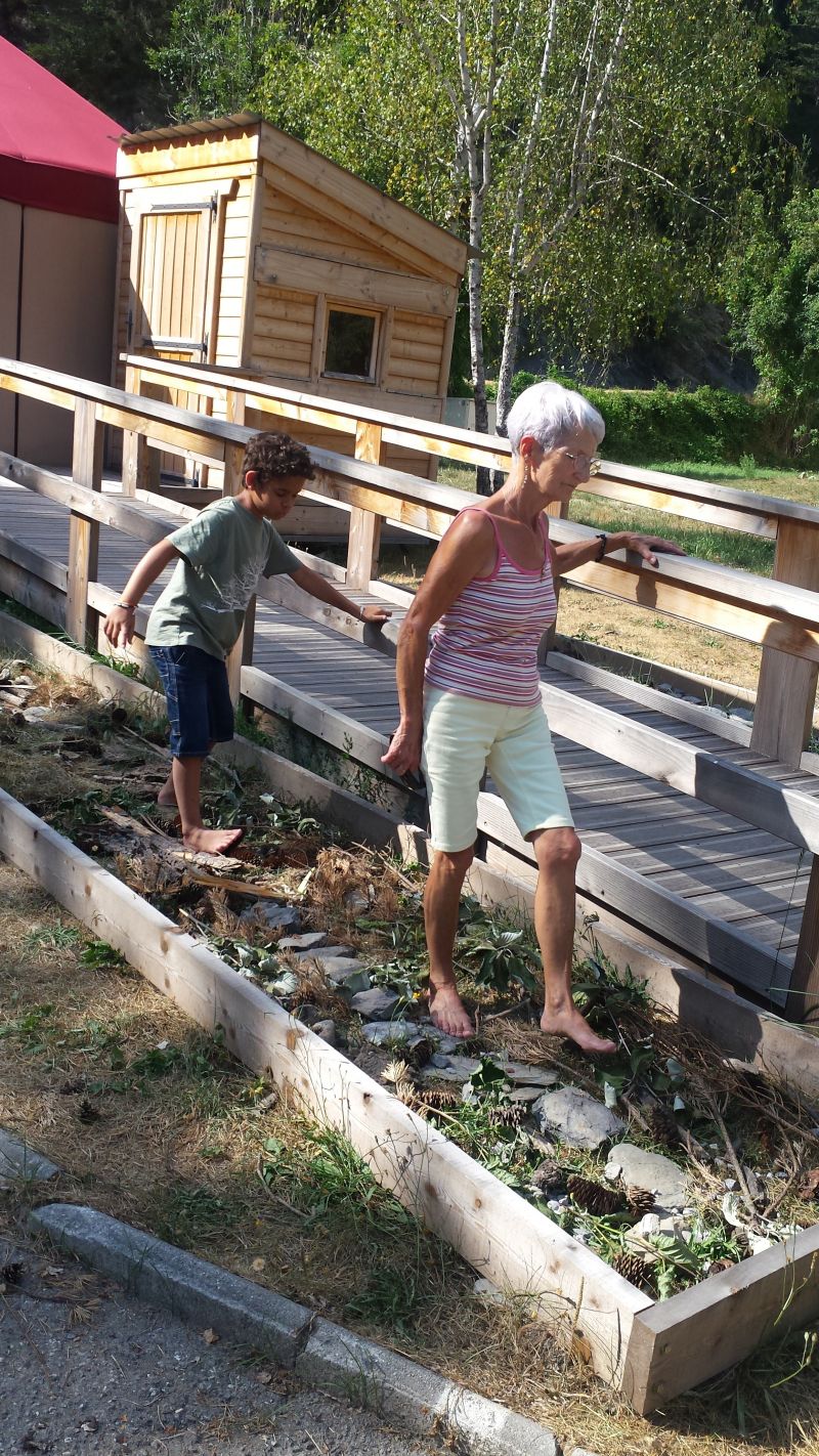 deux personnes marchent sur le parcours pieds nus-land Art