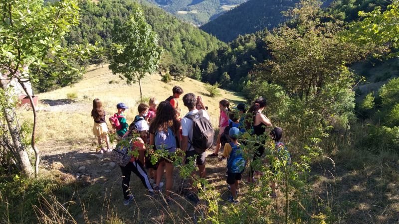 Groupe de colons accompagnés par un accompagnateur en montagne sur les hauteurs d'Auzet