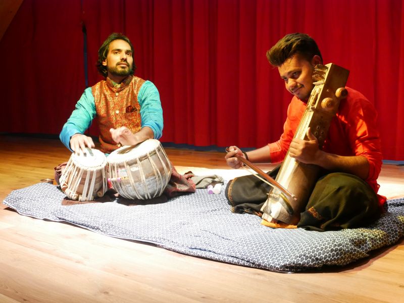 Musiciens indiens dans la salle de musique et de séminaires de la Fontaine de l'ours