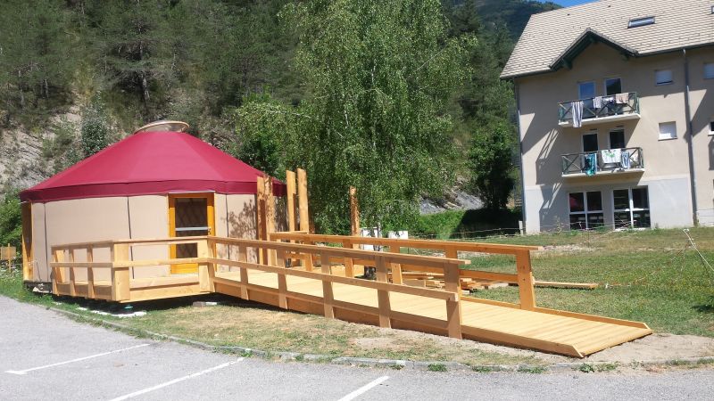 Passerelle et terrasse de la yourte avec toilettes sèches en construction