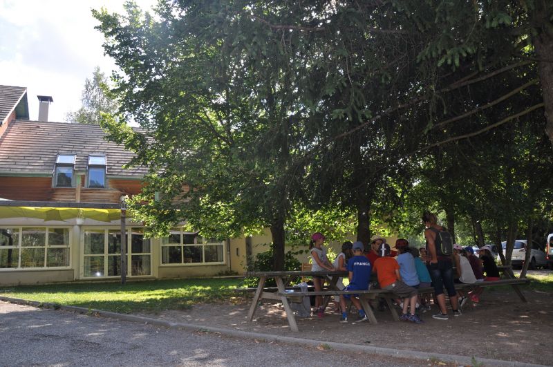exterieur centre en vue rapprochee avec animation en premier plan